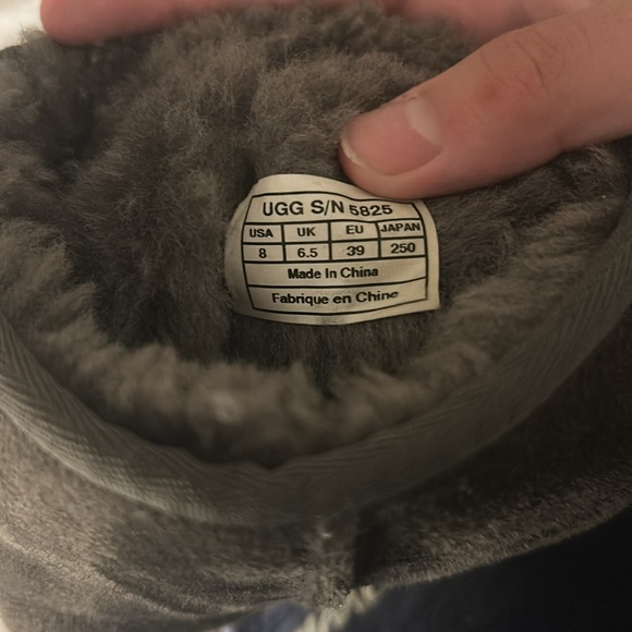 women’s classic short grey Uggs - Picture 3 of 7